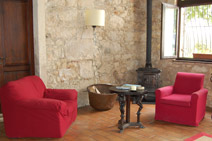 Un angolo dell'ampio salone del B&B con la stufa a legna - Vai alla pagina dei servizi disponibili