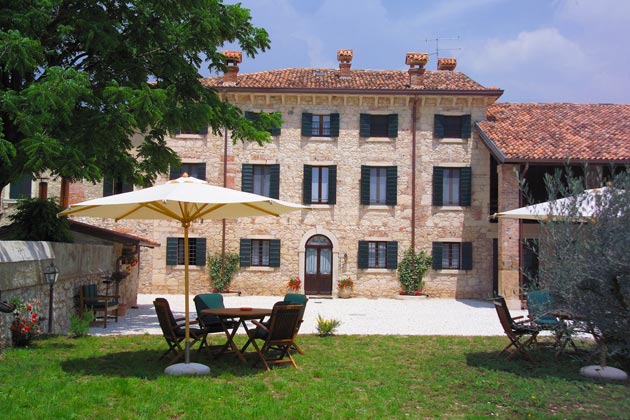 Agriturismo con piscina: una immagine dell'agriturismo I Costanti