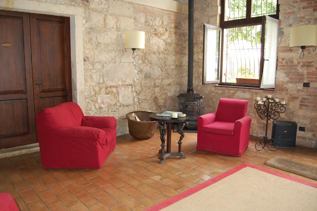 L'ampio salone relax del B&B riscaldato con con stufe a legna - clicca per tornare alla foto gallery